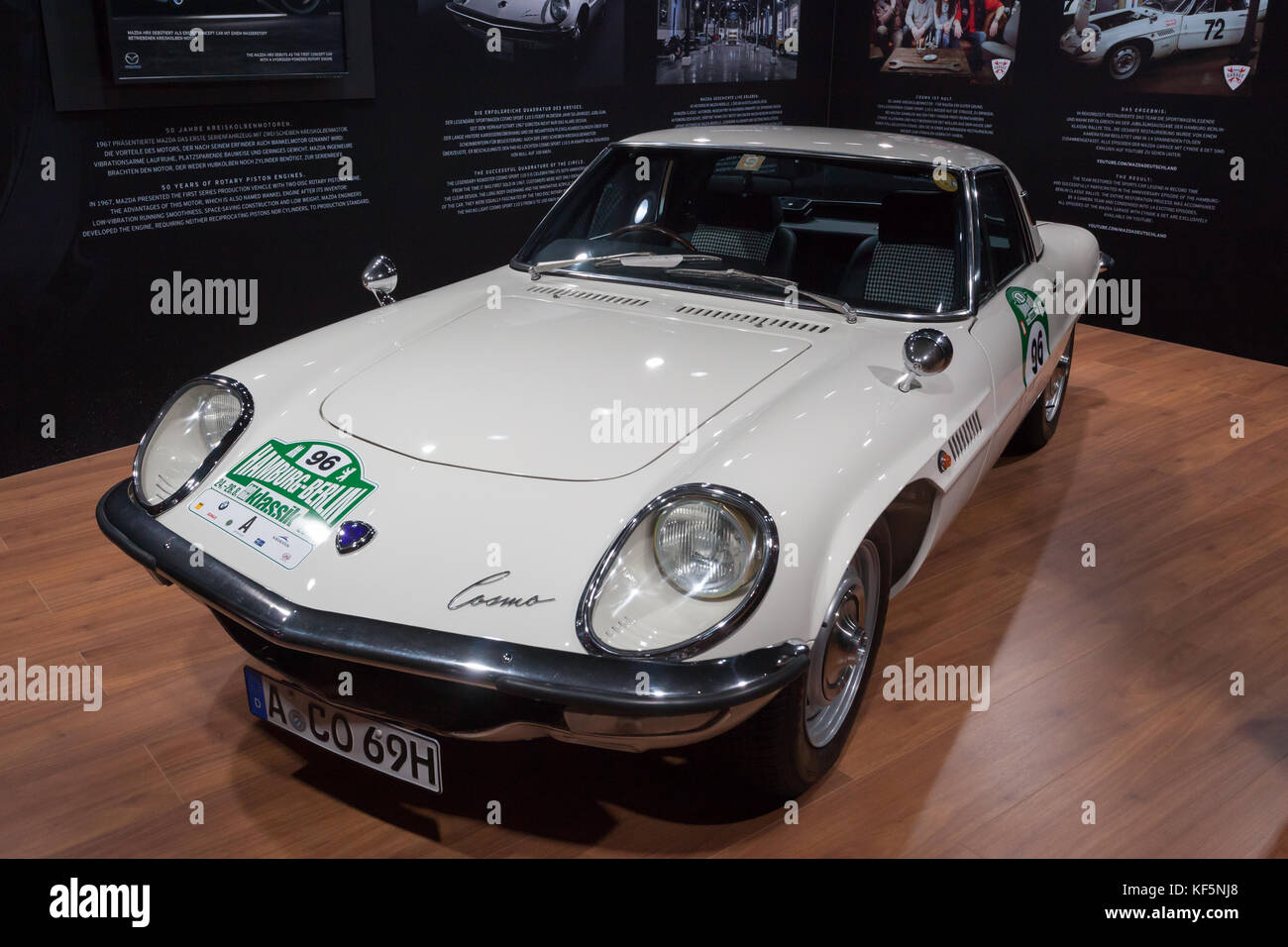 Francoforte, Germania - Sep 20, 2017: storico mazda cosmo con un motore rotativo a combustione al Frankfurt international motorshow 2017 Foto Stock