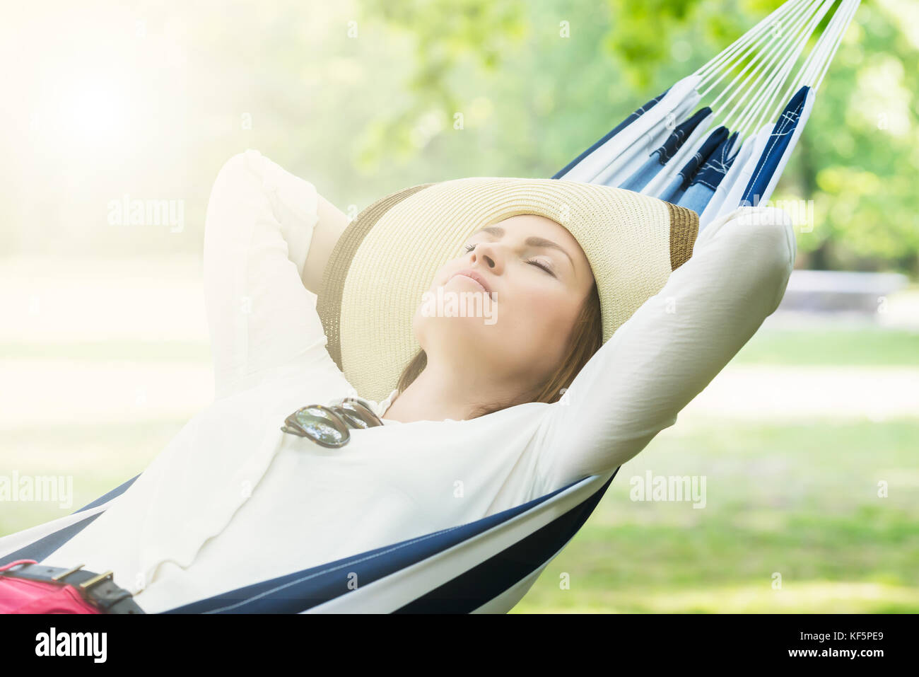 Giovane donna che dorme in amaca in posizione di parcheggio Foto Stock