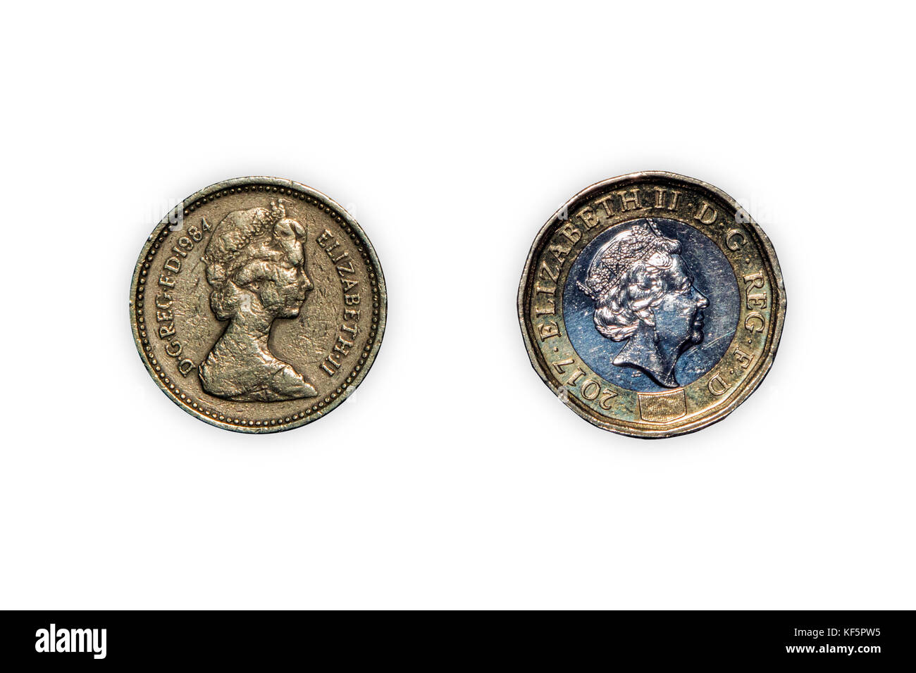 Close-up del Vecchio Regno unito una sterlina moneta (1984) e di nuovo una sterlina moneta (2017) su uno sfondo bianco Foto Stock