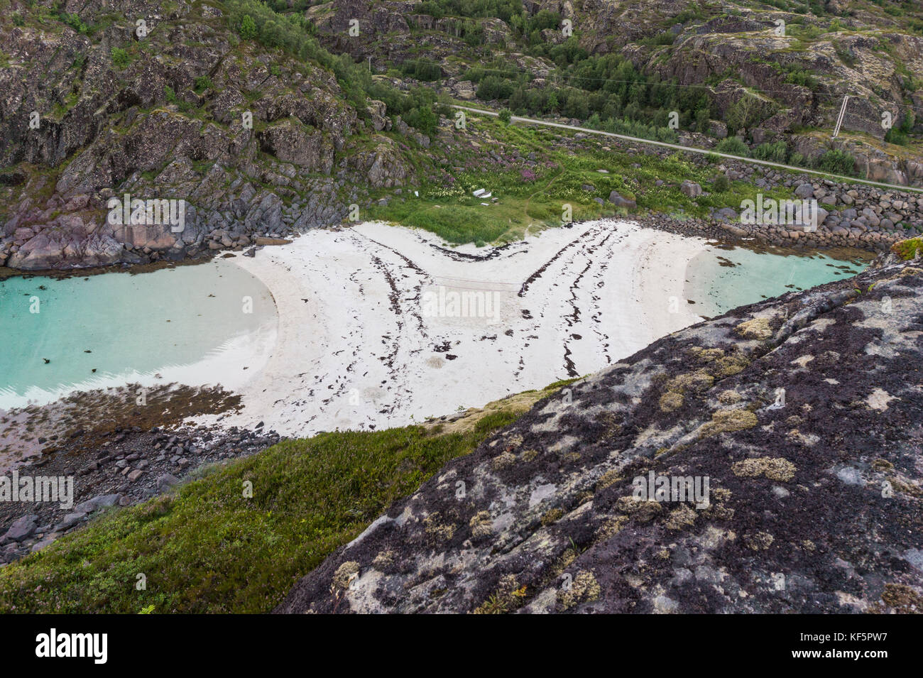Vista da thetrollskarholmen isolotto alla spiaggia rocciosa e da una spiaggia di sabbia, Lofoten, Norvegia Foto Stock
