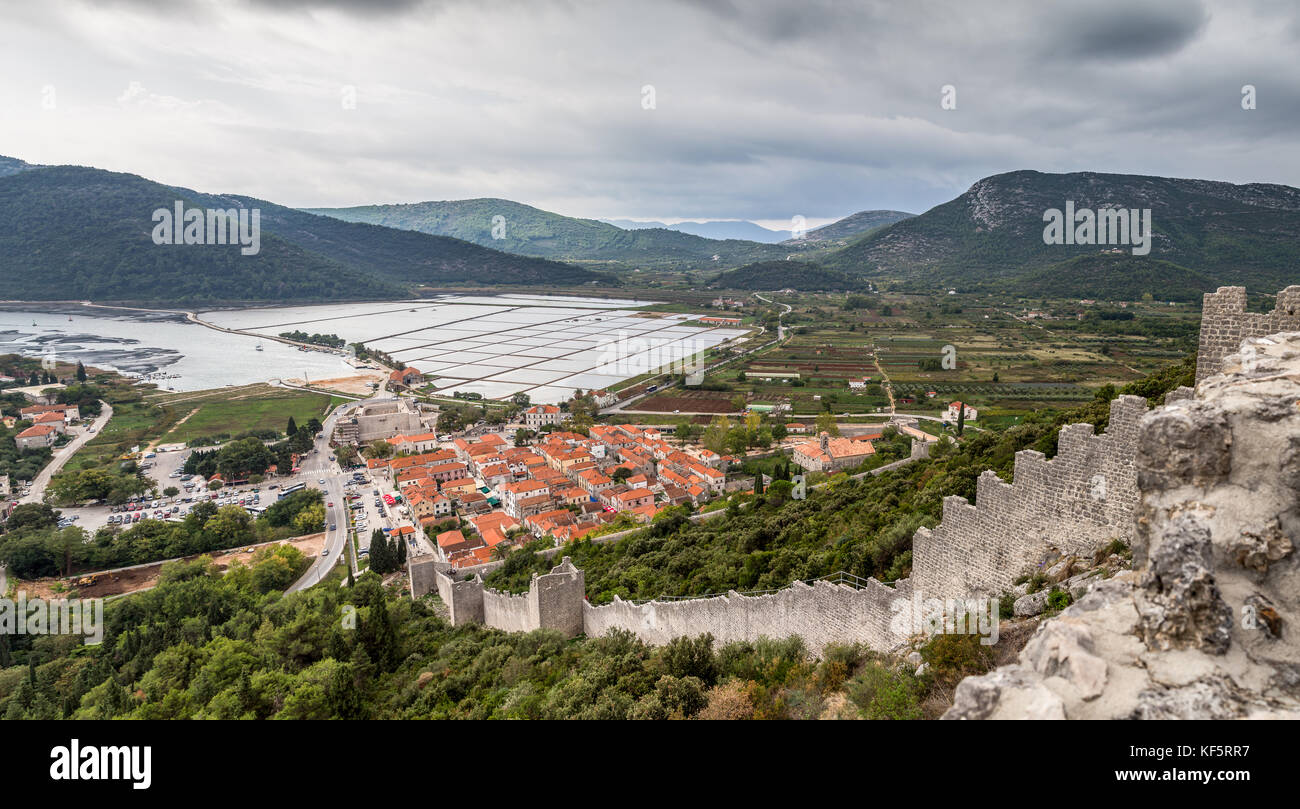 Parte delle mura di Ston - le fortificazioni più lunga in Europa che sono state costruite nel XIV secolo dalla repubblica di Dubrovnik, per proteggere sale pianure. Foto Stock