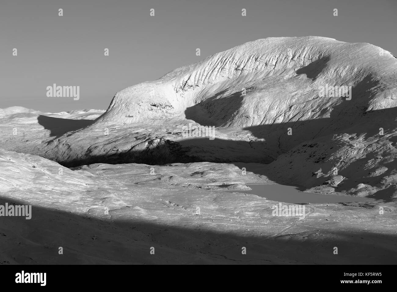 Tromsdalstind coperto di neve nel sole autunnale Foto Stock