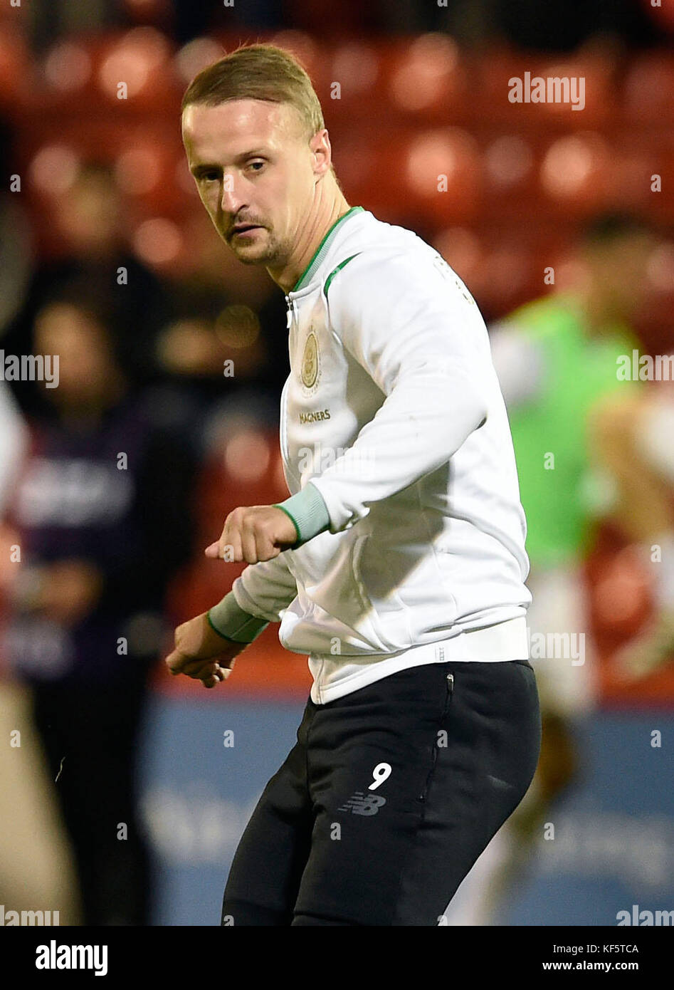 Celtic's Leigh Griffiths durante il riscaldamento prima della partita della Scottish Premiership al Pittodrie Stadium di Aberdeen. PREMERE ASSOCIAZIONE foto. Data foto: Mercoledì 25 ottobre 2017. Guarda la storia della Pennsylvania Soccer Aberdeen. Il credito fotografico deve essere: Ian Rutherford/PA Wire. RESTRIZIONI: SOLO PER USO EDITORIALE Foto Stock