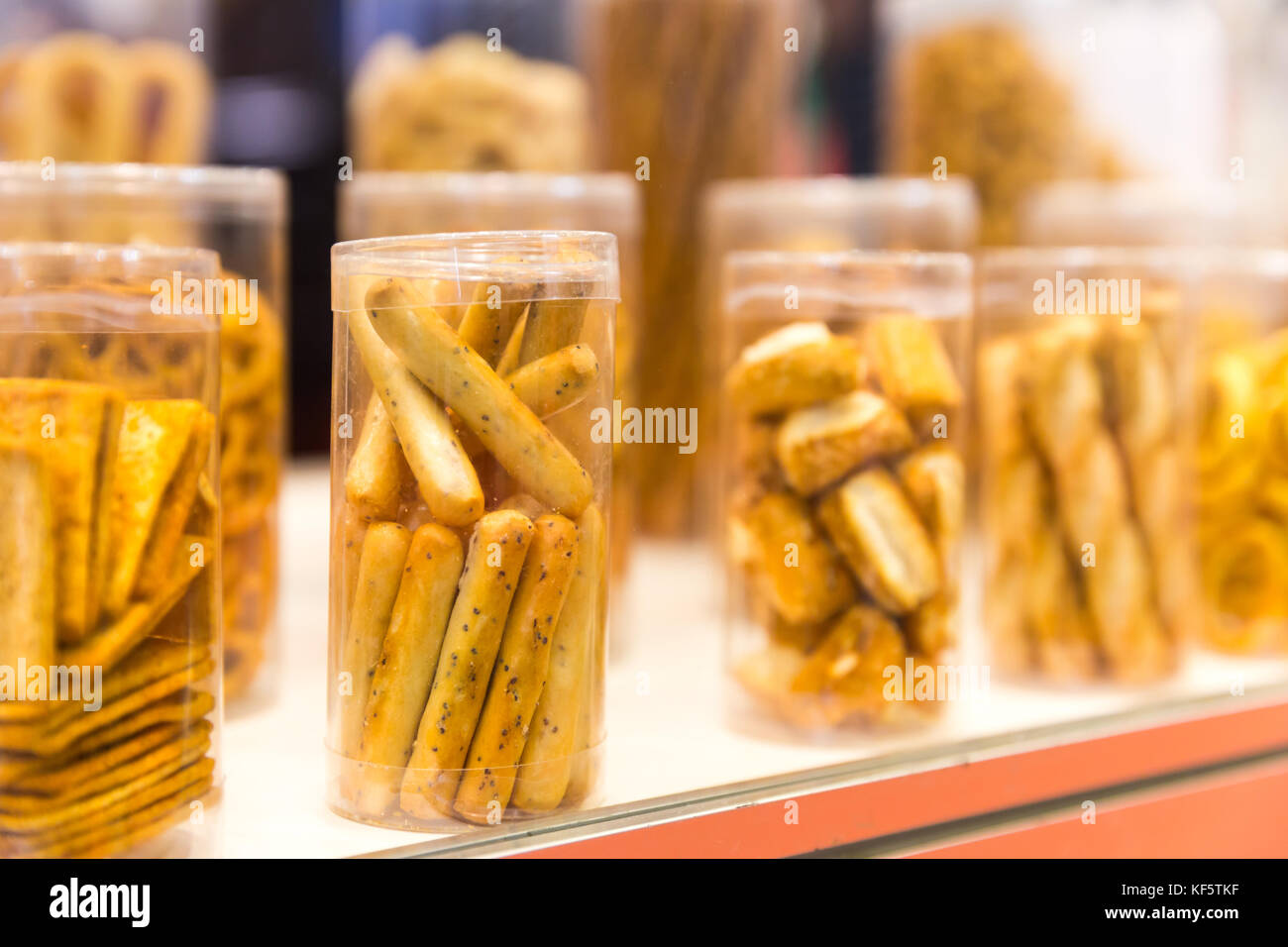 Pasticceria in vasetti di vetro closeup, panificio caso Foto Stock