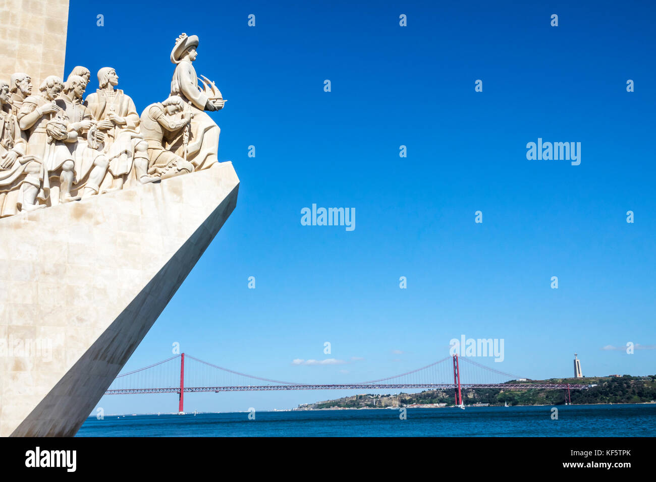 Lisbona Portogallo,Belem,fiume Tago,Padrao dos Descobrimentos,Monumento delle scoperte,Henry il Navigatore,lungomare,Ponte 25 de Abril,25 aprile Foto Stock