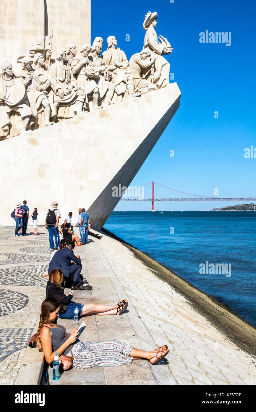 Lisbona Portogallo,Belem,fiume Tago,Padrao dos Descobrimentos,Monumento delle scoperte,Henry il Navigatore,lungomare,passeggiata,donna donna donne,bo Foto Stock