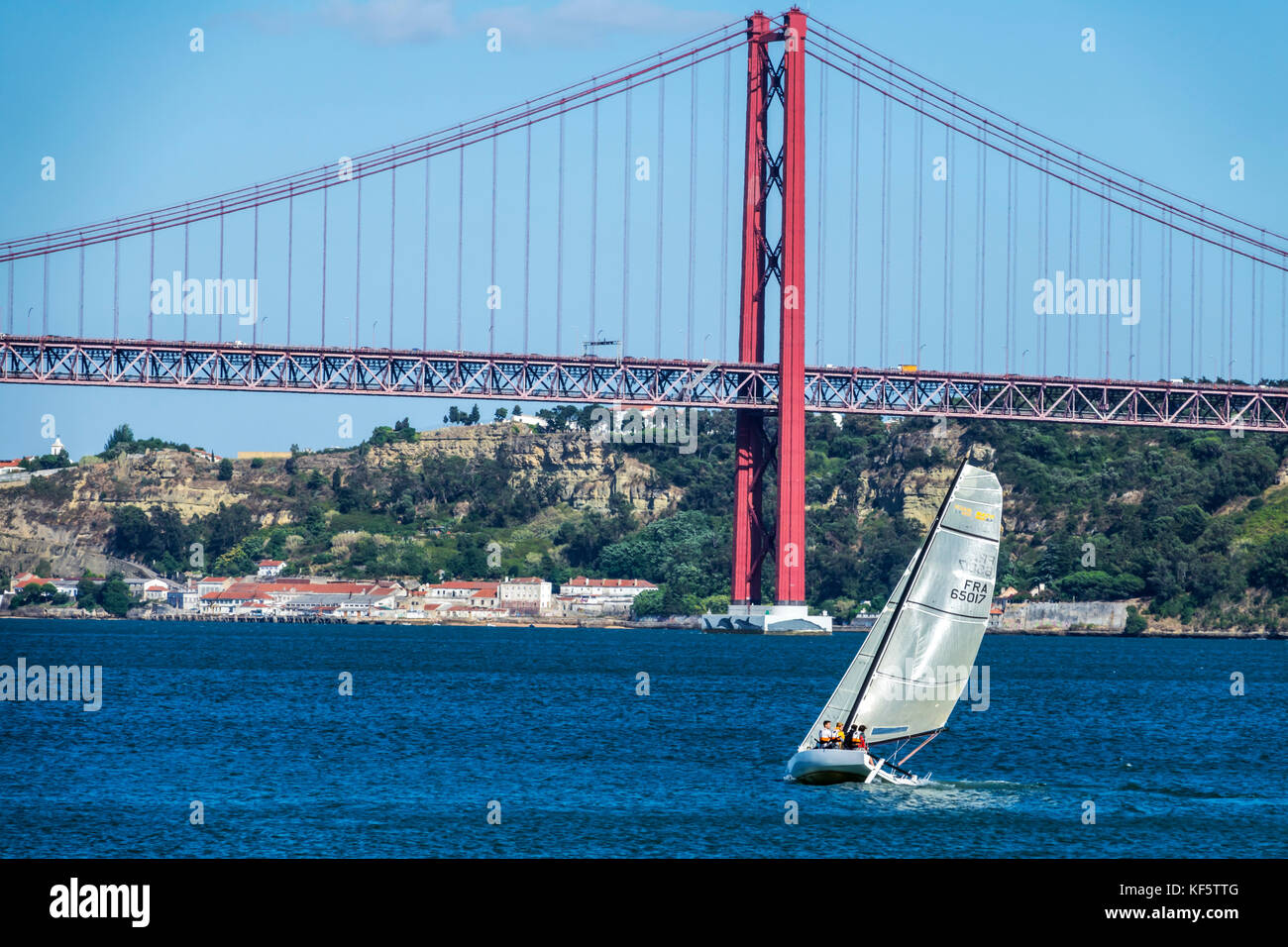 Lisbona Portogallo,Belem,acqua del fiume Tago,Ponte 25 de Abril,Ponte 25 Aprile,sospensione,torre,barca a vela,vela,vista,Almada,skyline,la latina ispanica Foto Stock