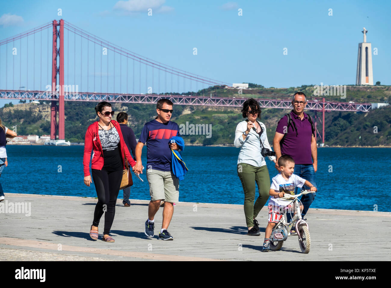 Lisbona Portogallo, Belem, lungomare, passeggiata, fiume Tago acqua, Ponte 25 de Abril, 25 aprile Ponte, sospensione, torre, vista, Almada, adulti uomini uomini Foto Stock