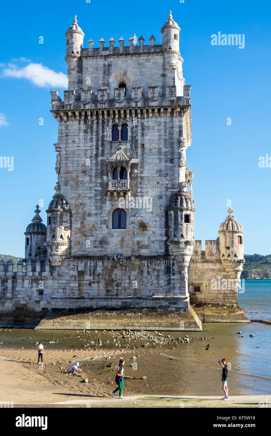 Lisbona Portogallo, Belem, fiume Tago, lungomare, punto di riferimento, Torre de Belem, Torre Belem, fortificazione medievale, sito patrimonio dell'umanità dell'UNESCO, Manuelin portoghese Foto Stock