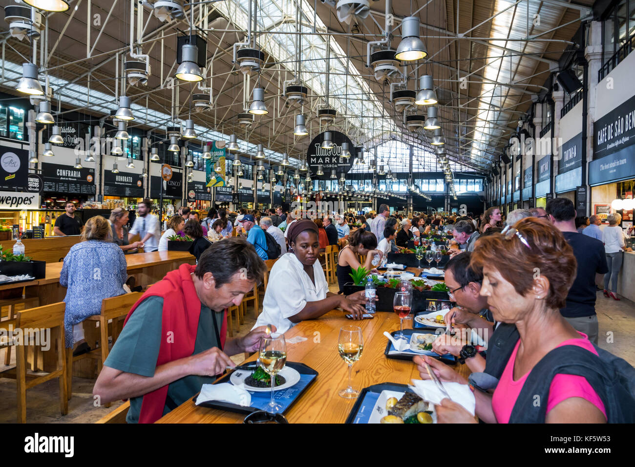 Lisbona Portogallo, Cais do Sodre, Mercado da Ribeira, sala del mercato, food Court plaza, ristoranti, mangiare, donna nera donne, uomo uomo maschio, ristorante restauran Foto Stock