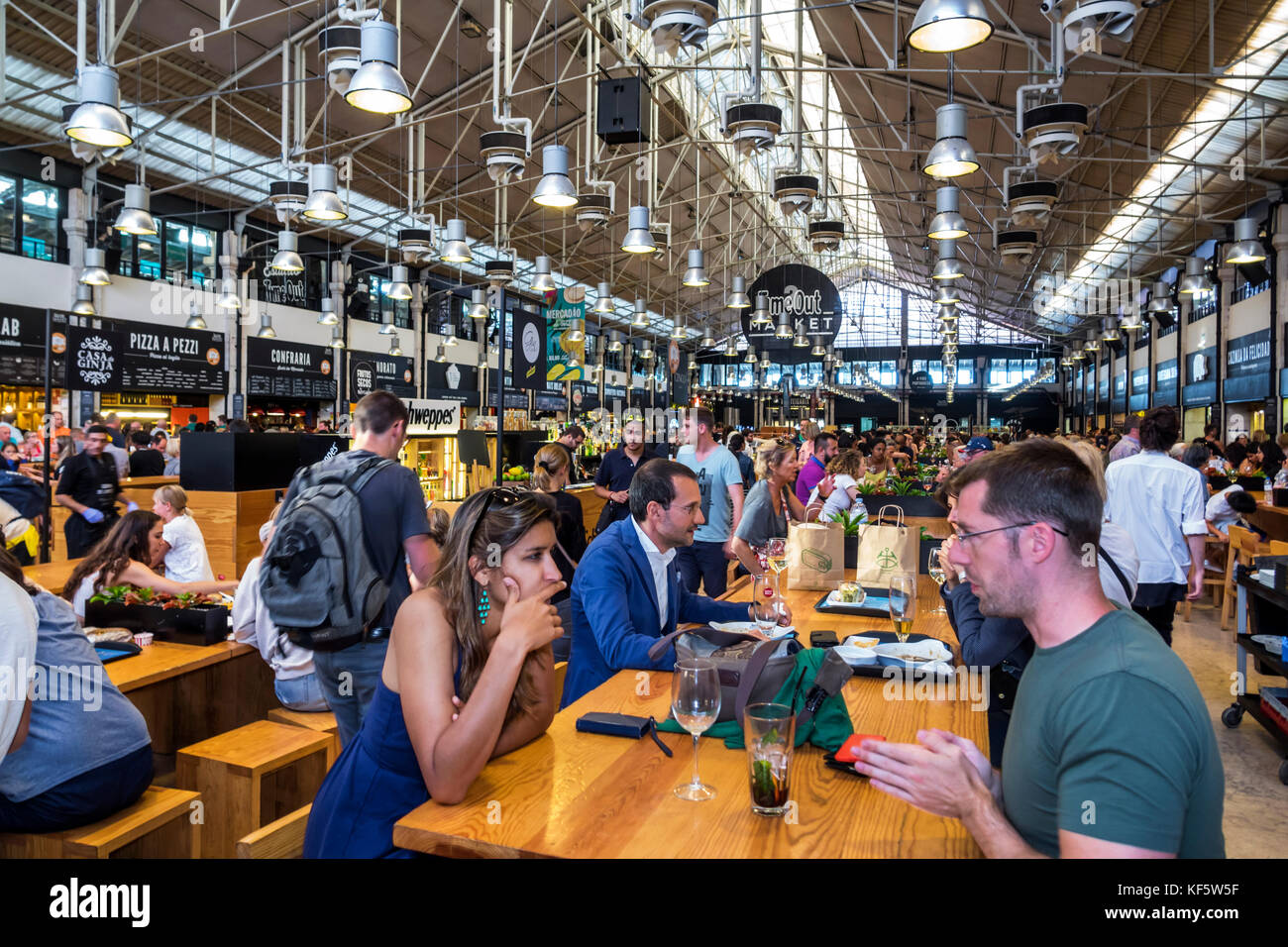 Lisbona Portogallo, Cais do Sodre, Mercado da Ribeira, Time out Market, sala del mercato, food Court plaza tavoli da tavola informale, da pranzo, tavoli, affollato, occupato, annuncio Foto Stock