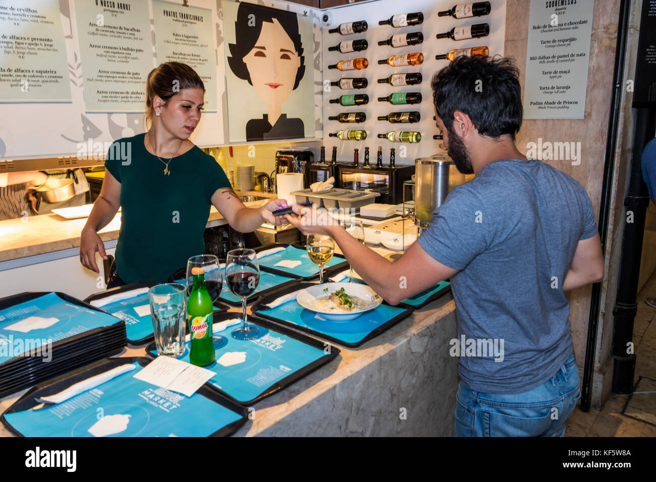 Lisbona Portogallo, Cais do Sodre, Mercado da Ribeira, sala del mercato, food Court plaza tavoli da tavola informale, cena, Chef Marlne Vieira, cucina portoghese, Foto Stock