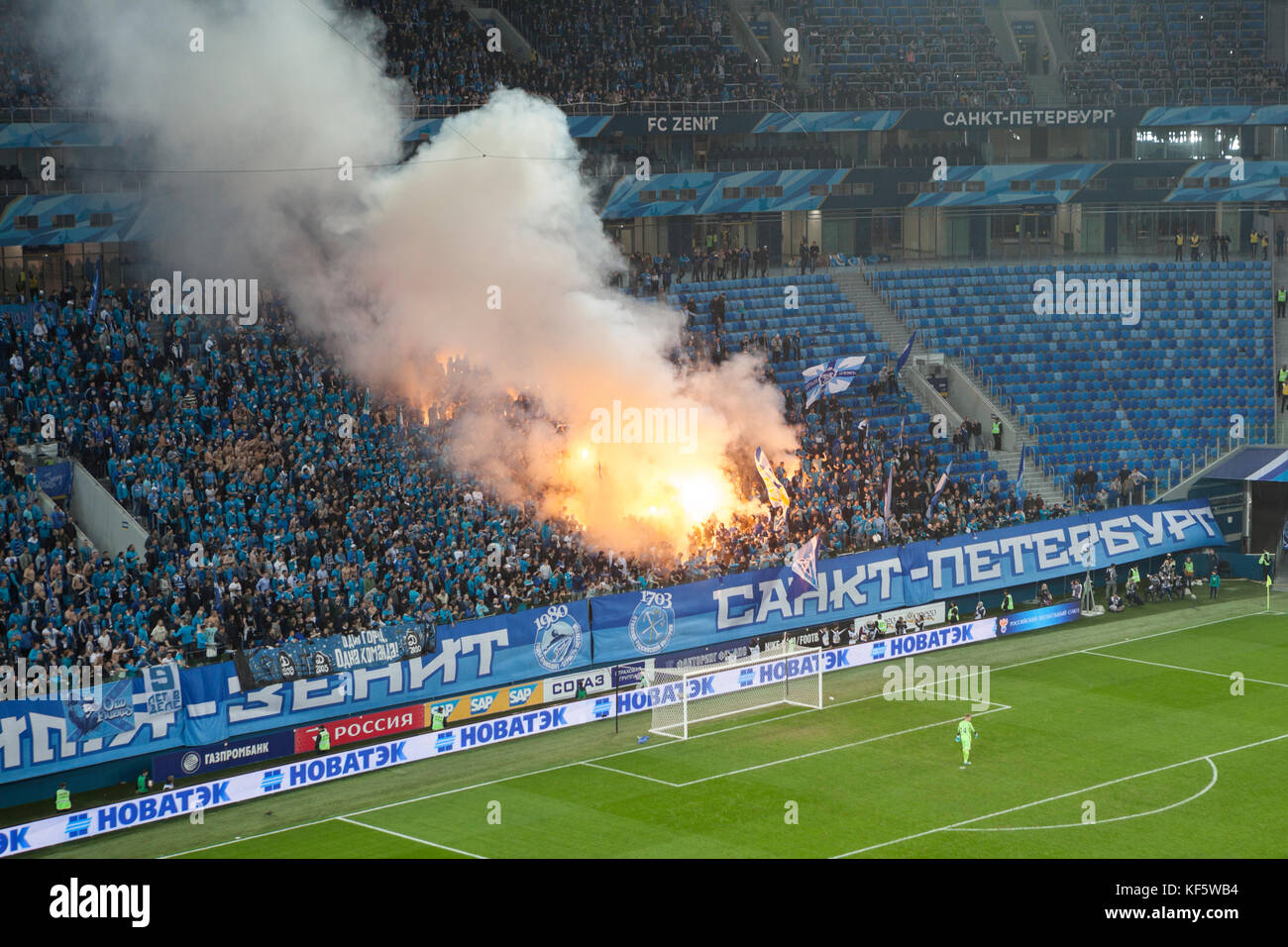 San Pietroburgo, Russia-okt 21, 2017: la zenit ventole con settore incendi è oltre il cancello. il campionato della Russia. partita di calcio tra zenit e DIN Foto Stock