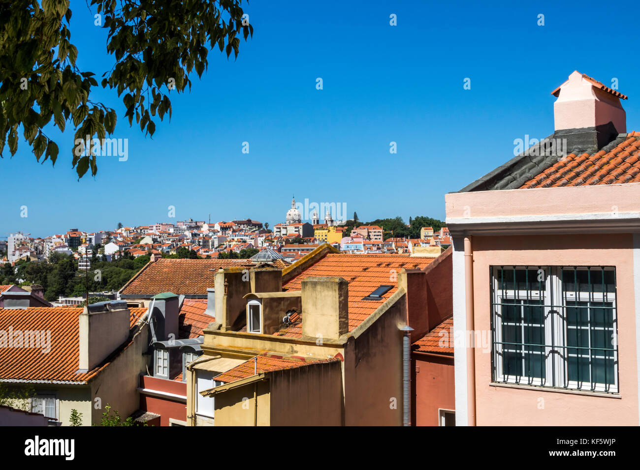 Lisbona Portogallo,Bairro Alto,Jardim do Principe Real,parco,giardino,punto di vista,skyline della città,vista,tetti,tegole rosse,skyline della città,ispanico,immigrato Foto Stock