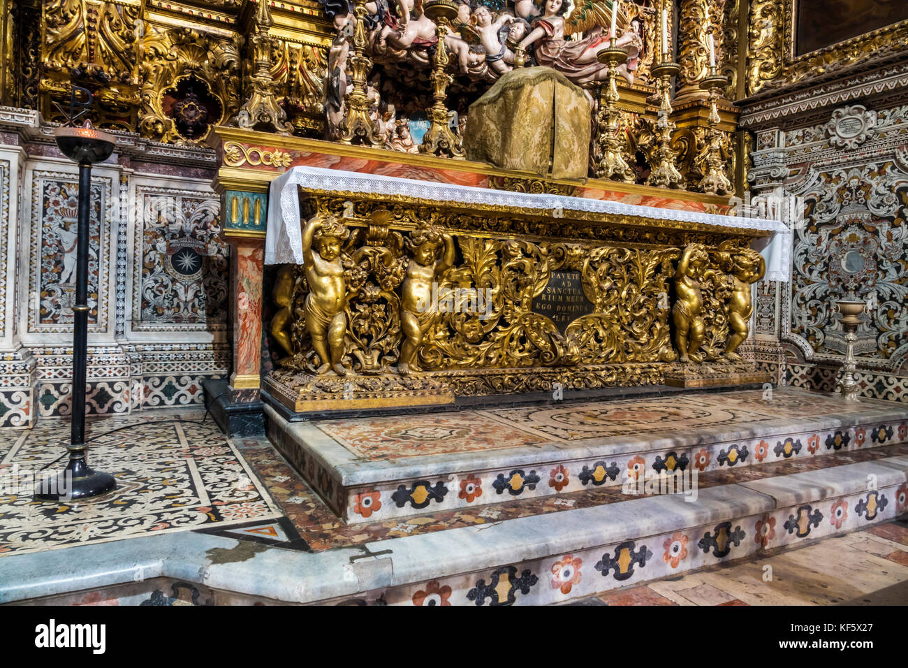 Lisbona Portogallo,Bairro Alto,Igreja de Sao Roque,San Rocco,chiesa gesuita,cattolica,religione,dorata,legno intagliato,barocco,Cappella del Santissimo Sacramento, Foto Stock