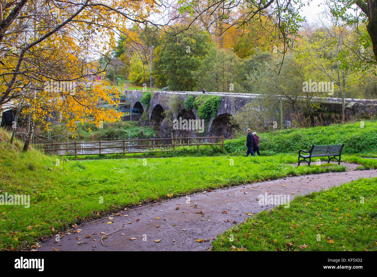 L antico in pietra costruito Shaw's ponte sopra il fiume Lagan vicino al piccolo villaggio di Mulino di Edenderry sulla periferia del sud di Belfast in Norther Foto Stock