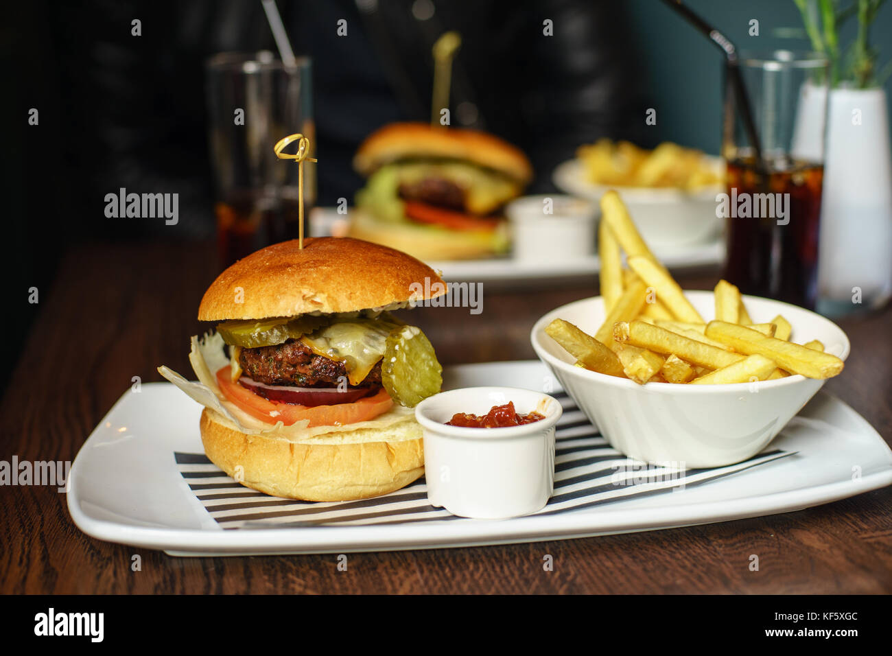La carne di manzo britannica hamburger con patatine e di coke Foto Stock
