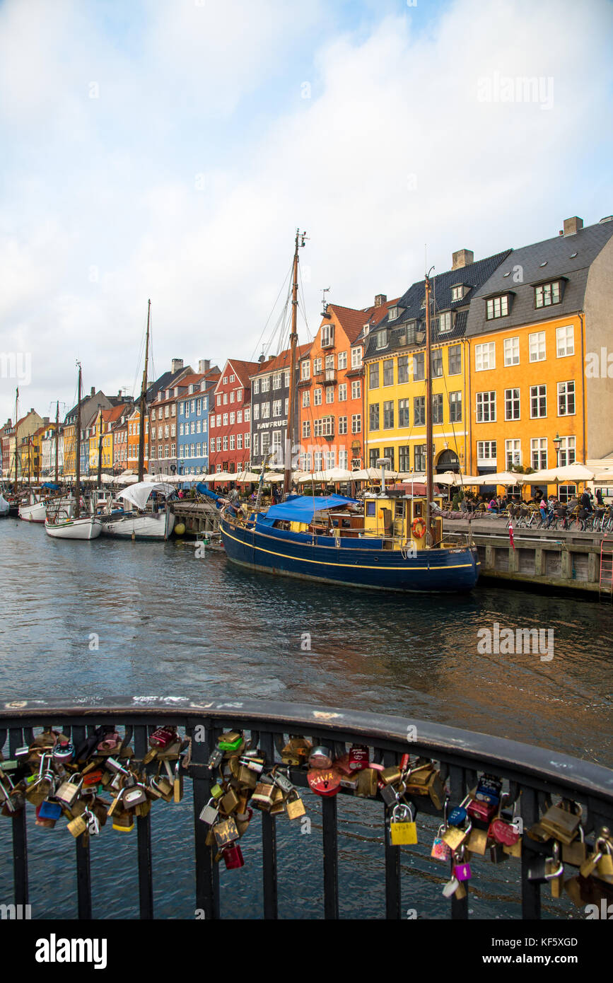 Lovelocks a ponte a nyhavn con case colorate in copenhagen,Danimarca Foto Stock