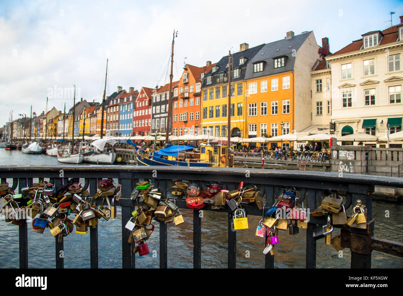 Lovelocks a ponte a nyhavn con case colorate in copenhagen,Danimarca Foto Stock