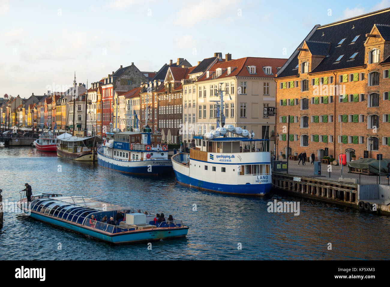 Visualizzare a Nyhavn con case colorate a Copenaghen in Danimarca Foto Stock