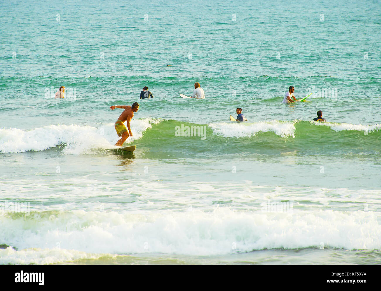 Isola di Bali, Indonesia - 13 marzo 2017: gruppo di surfers naviga nell oceano. Bali è un uno dei migliori surfers destinazioni nel mondo. Foto Stock