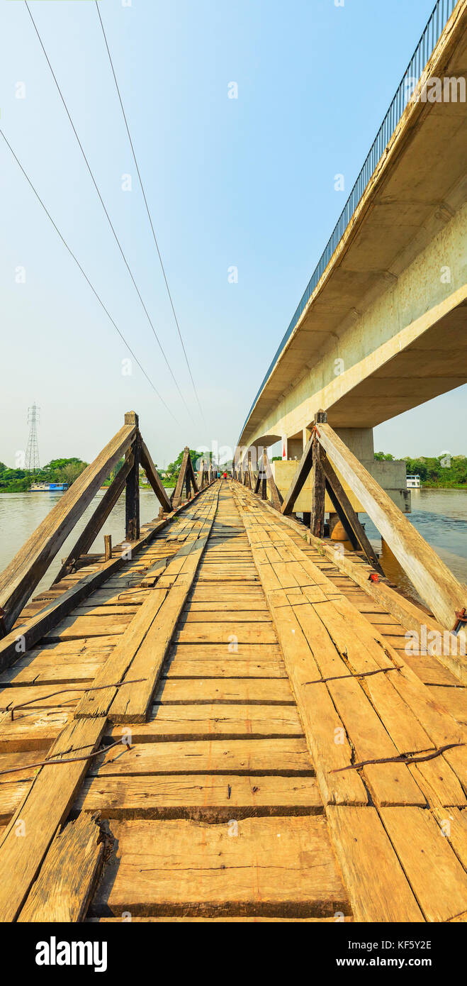 Mato Grosso do Sul, Brasile - 15 Settembre 2017: il vecchio ponte di legno sopra il Rio Miranda fiume conservato come un patrimonio comunale in Passo fare Lontra regio Foto Stock