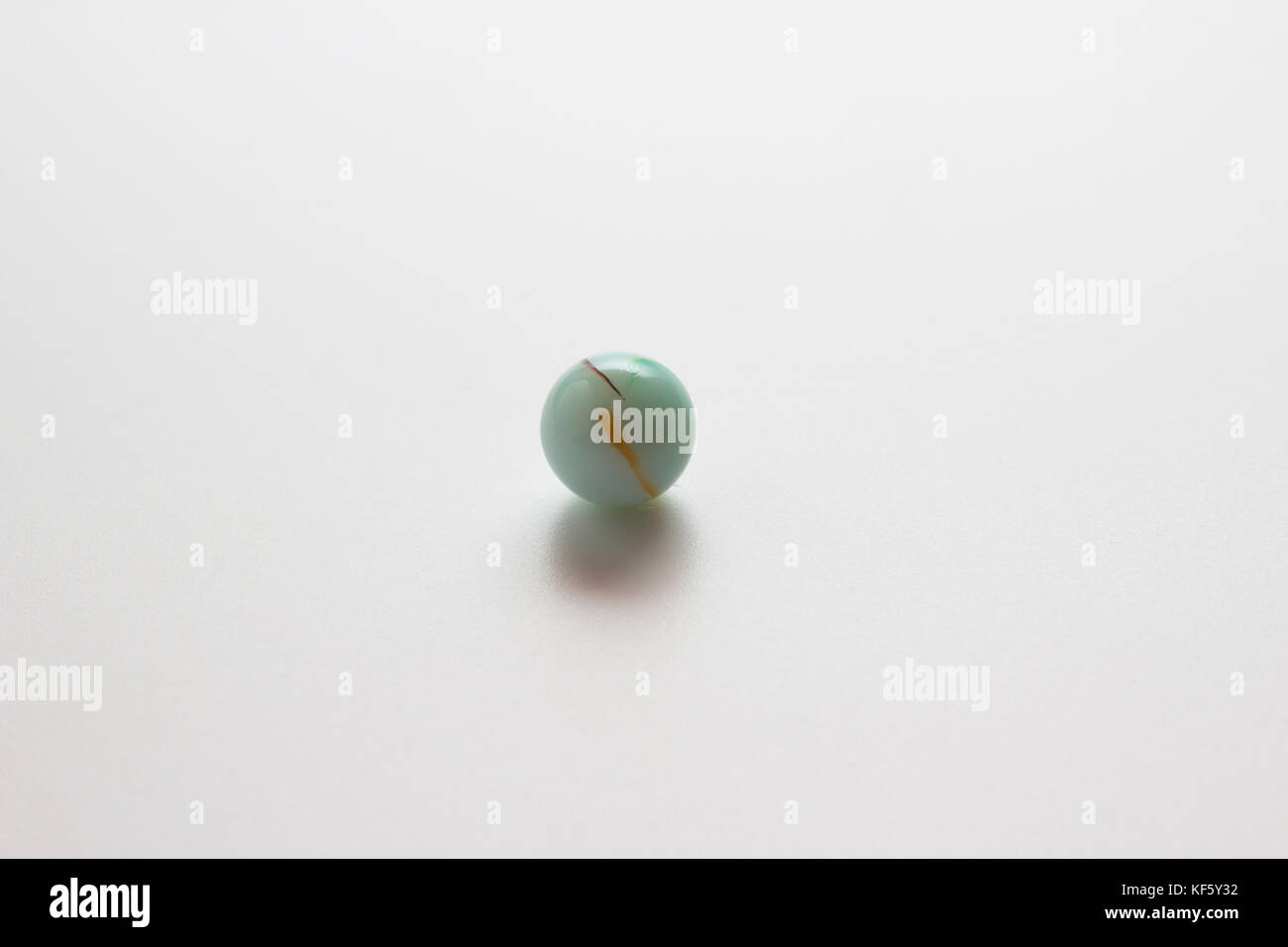 Marmo colorato sfera su sfondo bianco Foto Stock