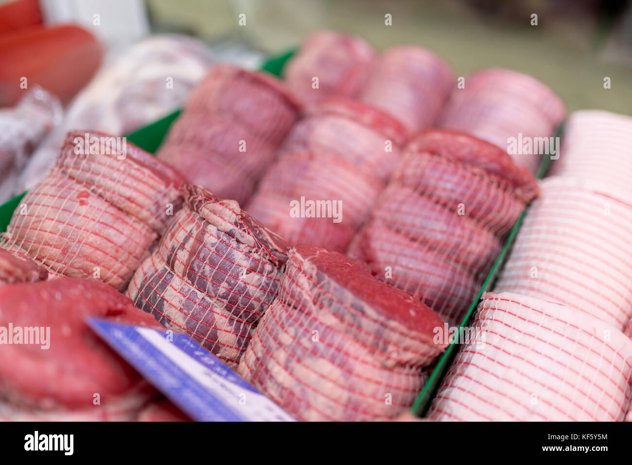 Le righe delle migliori carni bovine giunti di punta di petto steso su un mercato in stallo nello Yorkshire, Inghilterra nel Regno Unito Foto Stock