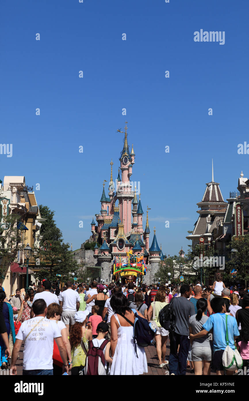 Parigi,Francia,11 luglio 2010:la folla di turisti nella strada principale di Disneyland Paris.in lontananza si può vedere la principessa il castello. Foto Stock