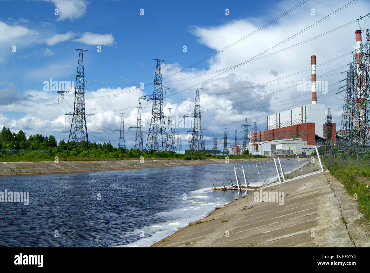 Russia, perm - giugno 12, 2015: stramazzo e costruzione della sala macchina sulla centrale termoelettrica in dobryanka, perm krai, Russia Foto Stock