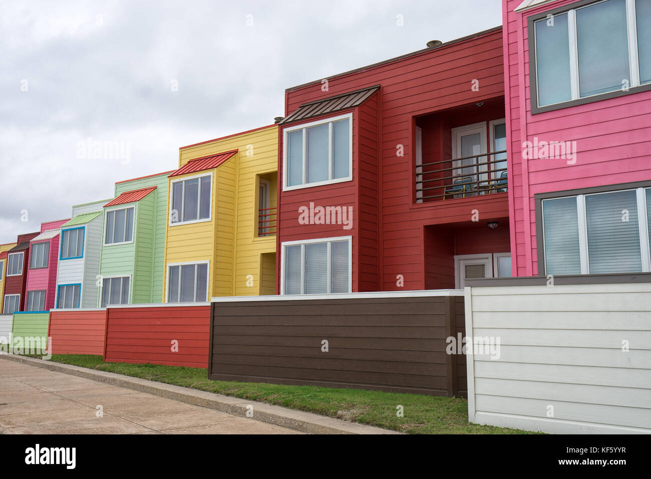 Dicembre 29, 2015 Galveston, Texas, Stati Uniti d'America: moderni colorati edifici residenziali in località costiera city Foto Stock