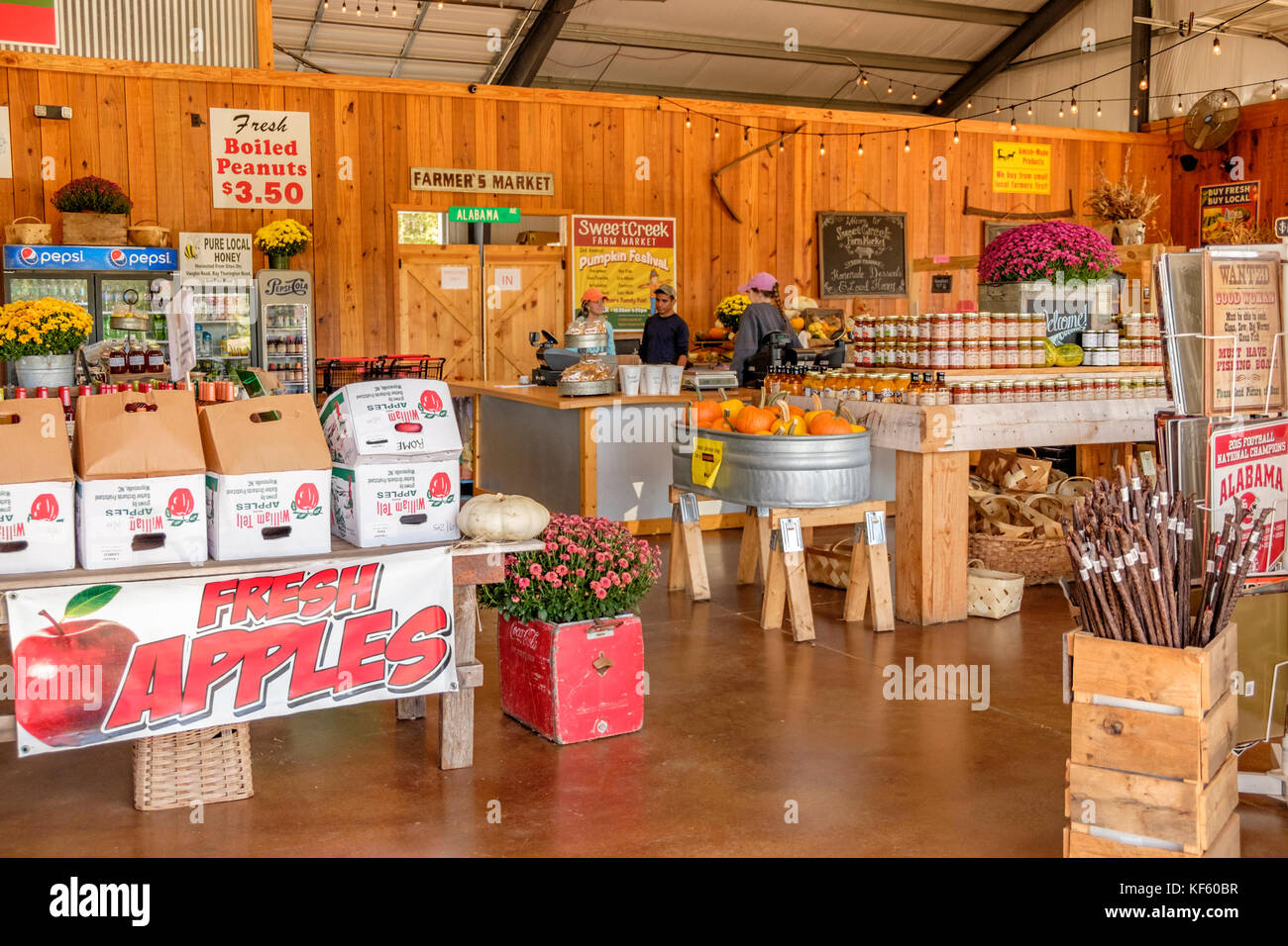 Interno di un piccolo paese store o mercato agricolo, rifornito con ripiani e prodotti freschi di fattoria. dolce creek market in rural ALABAMA, Stati Uniti d'America. Foto Stock