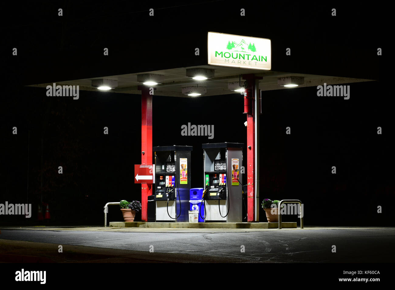 Svuotare le piccole città stazione gas pompe di notte. Foto Stock