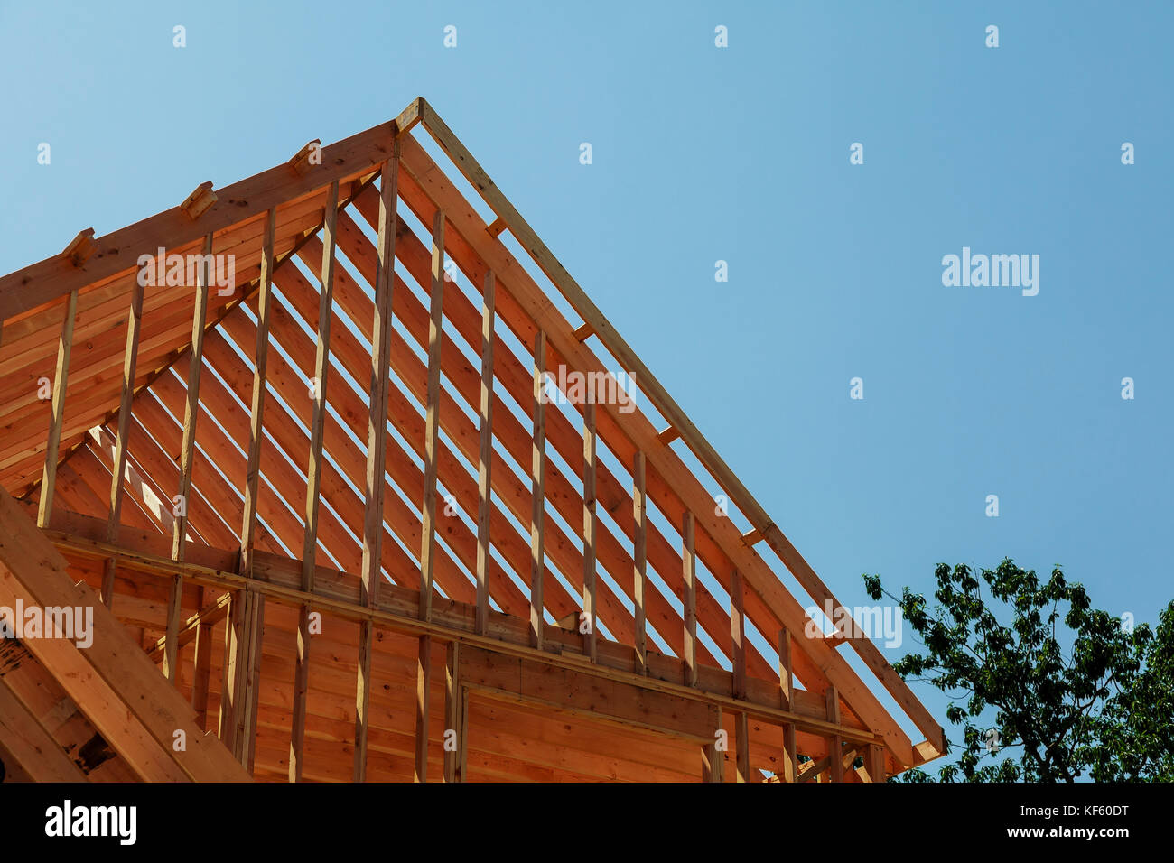 La costruzione e il tetto in corso a casa nuova Foto Stock