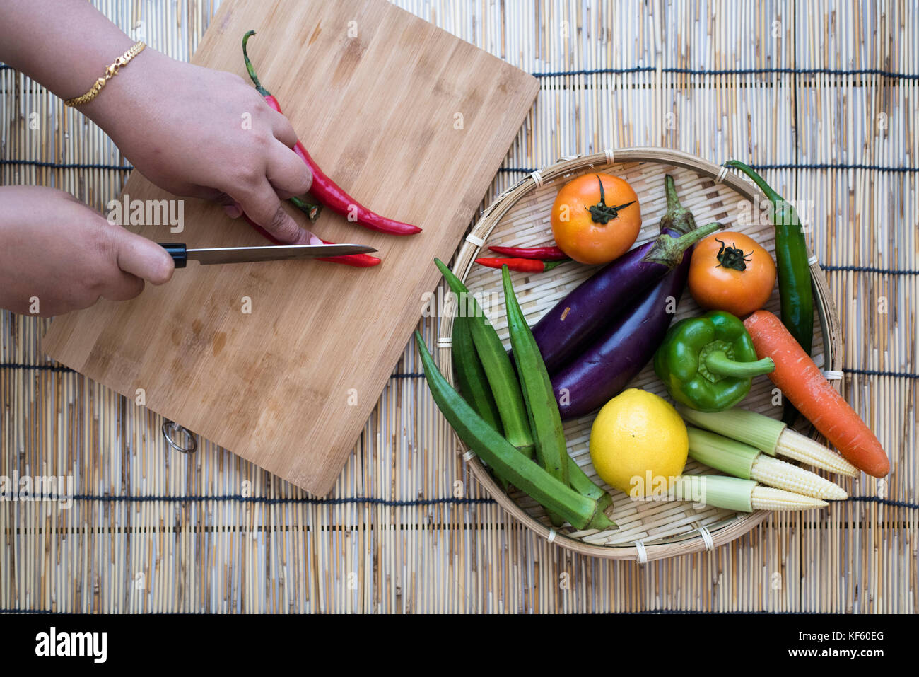 Frutta verdura sul tagliere immagini e fotografie stock ad alta risoluzione  - Alamy