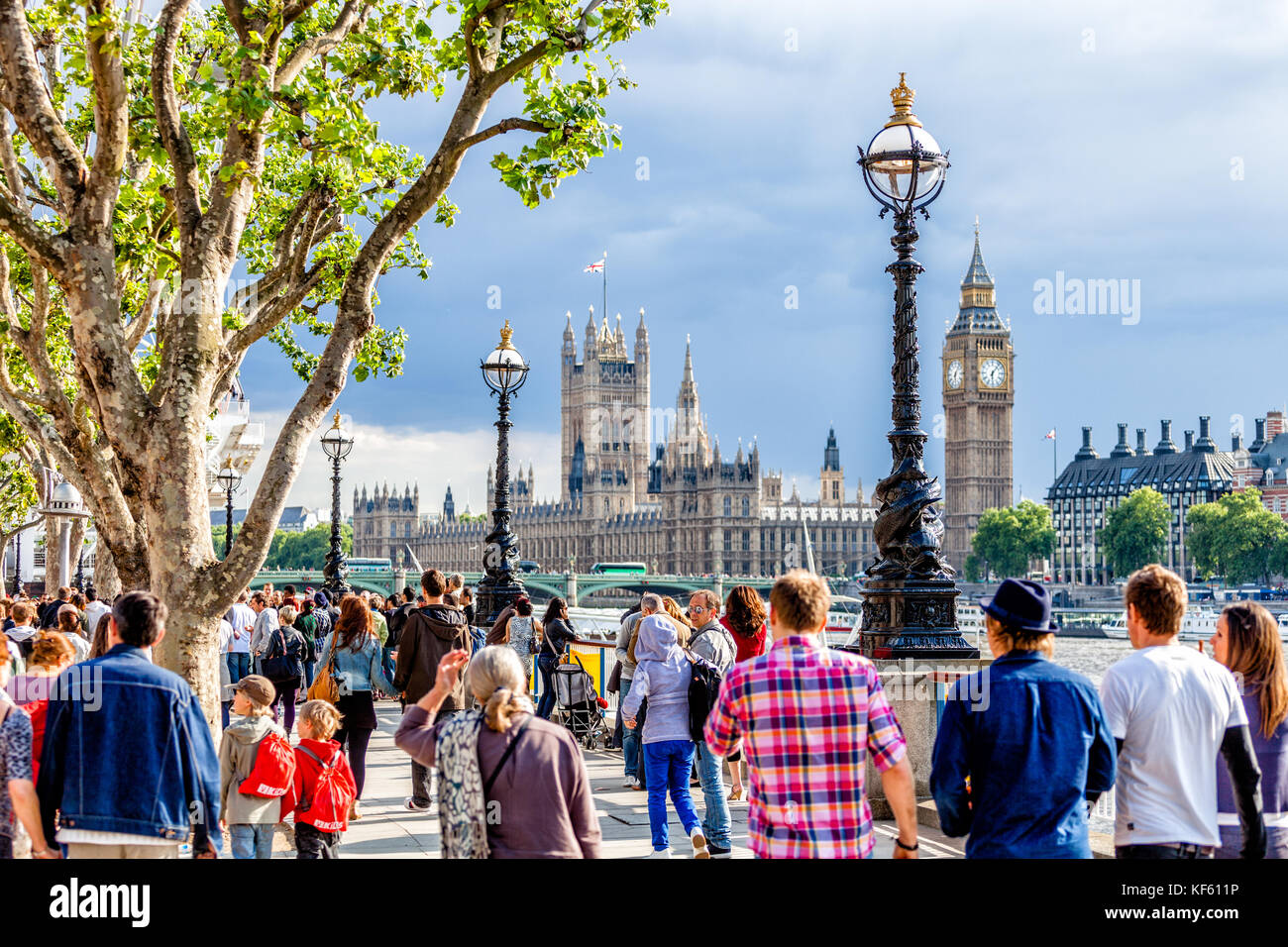 Folla di persone che camminano sulla riva meridionale del Tamigi, Londra Foto Stock