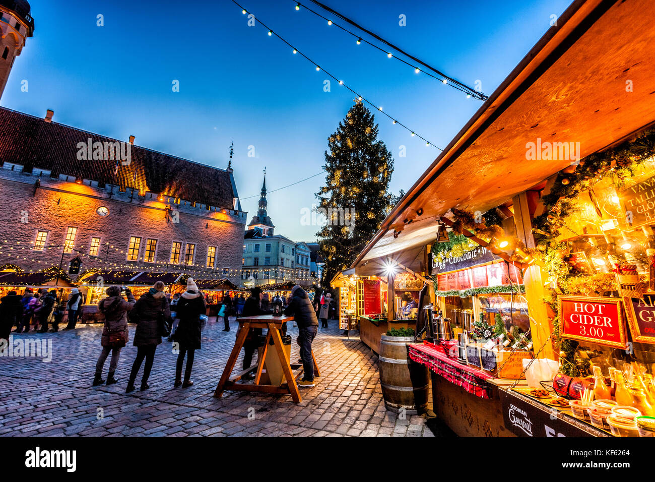 Tradizionale mercatino di Natale nella città vecchia di Tallinn. Foto Stock