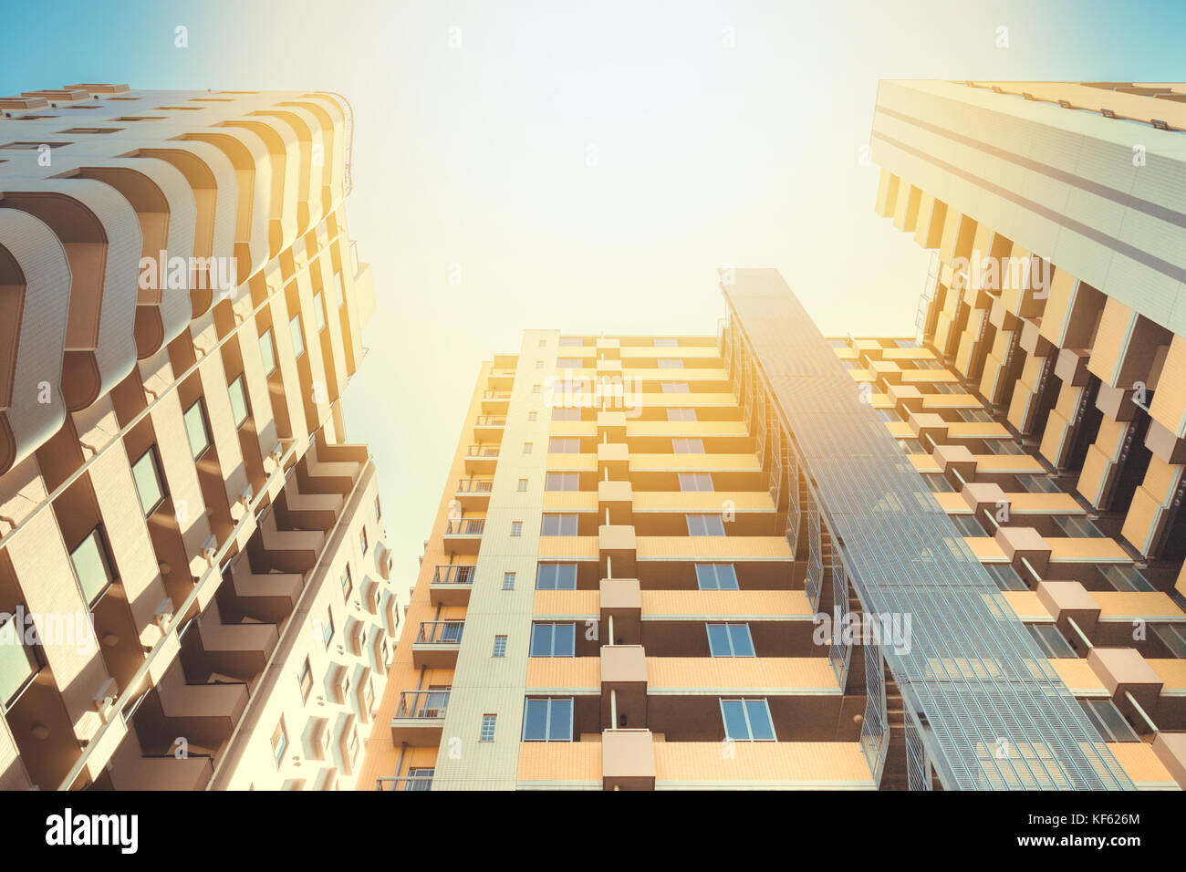 Basso angolo di vista il comune moderno edificio condominiale con grattacieli nel pomeriggio, il concetto di economia, di costruzione moderna vita di città, accommod Foto Stock