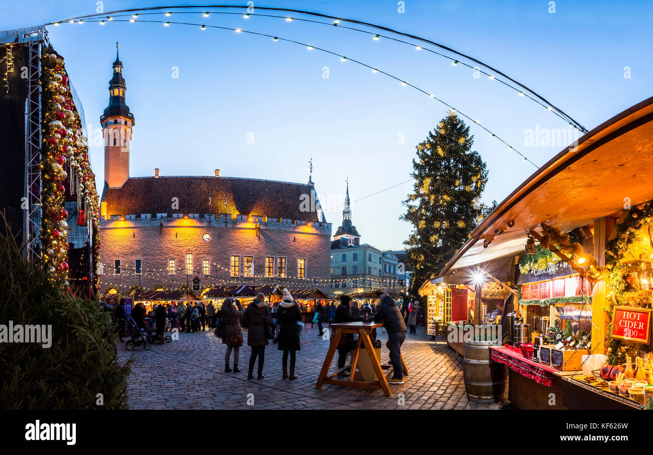 Tradizionale mercatino di natale nella città vecchia di Tallinn. Foto Stock