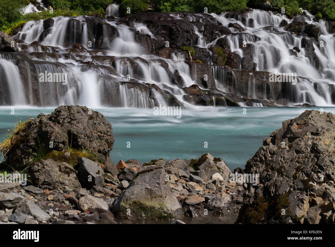 Hraunfossar o cascate di lava, vicino husafell Islanda. queste belle cascate provengono da sotto il vicino campo di lava vicino a husafell Foto Stock