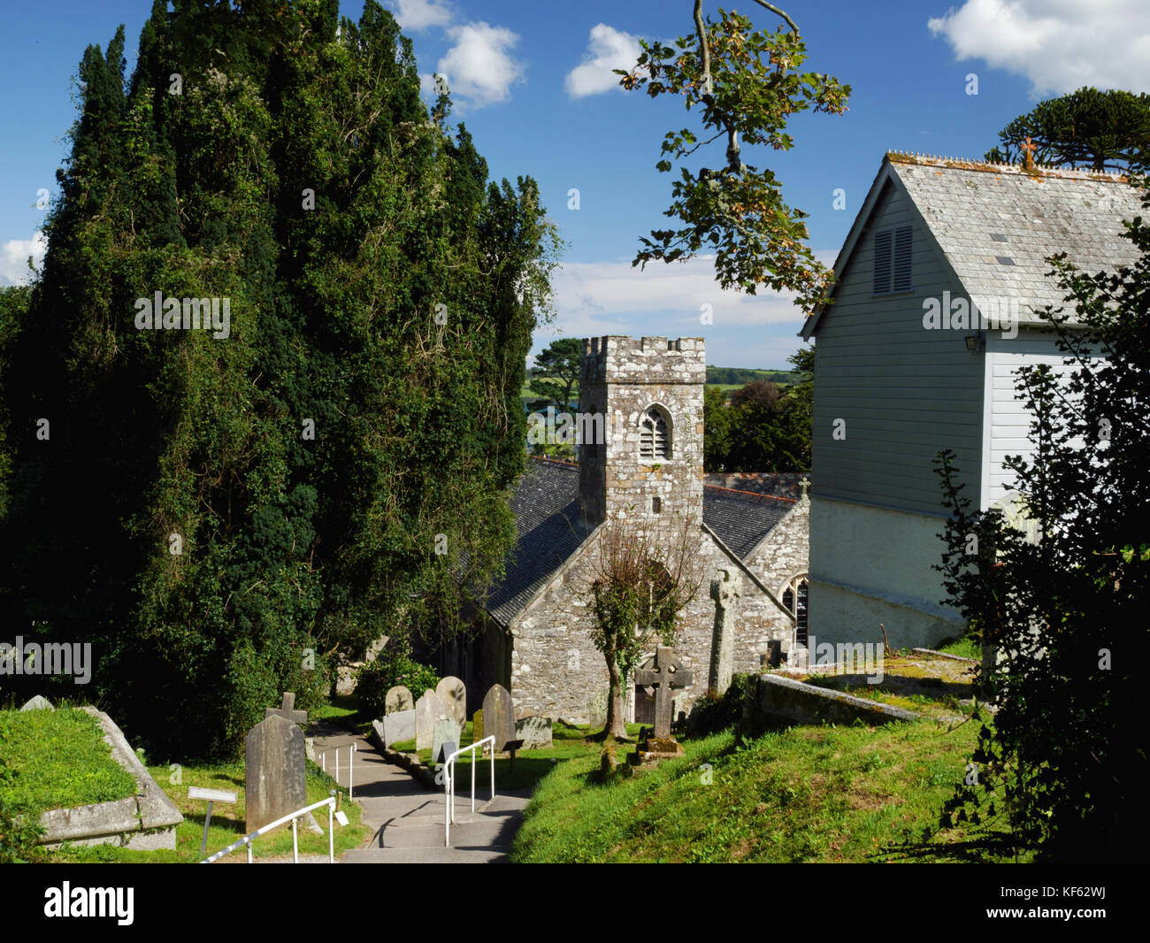 La chiesa di st melorus a mylor in Cornovaglia si affaccia l'insenatura del fiume fal. Le campane sono alloggiati in una separata camponile (sinistra). Foto Stock