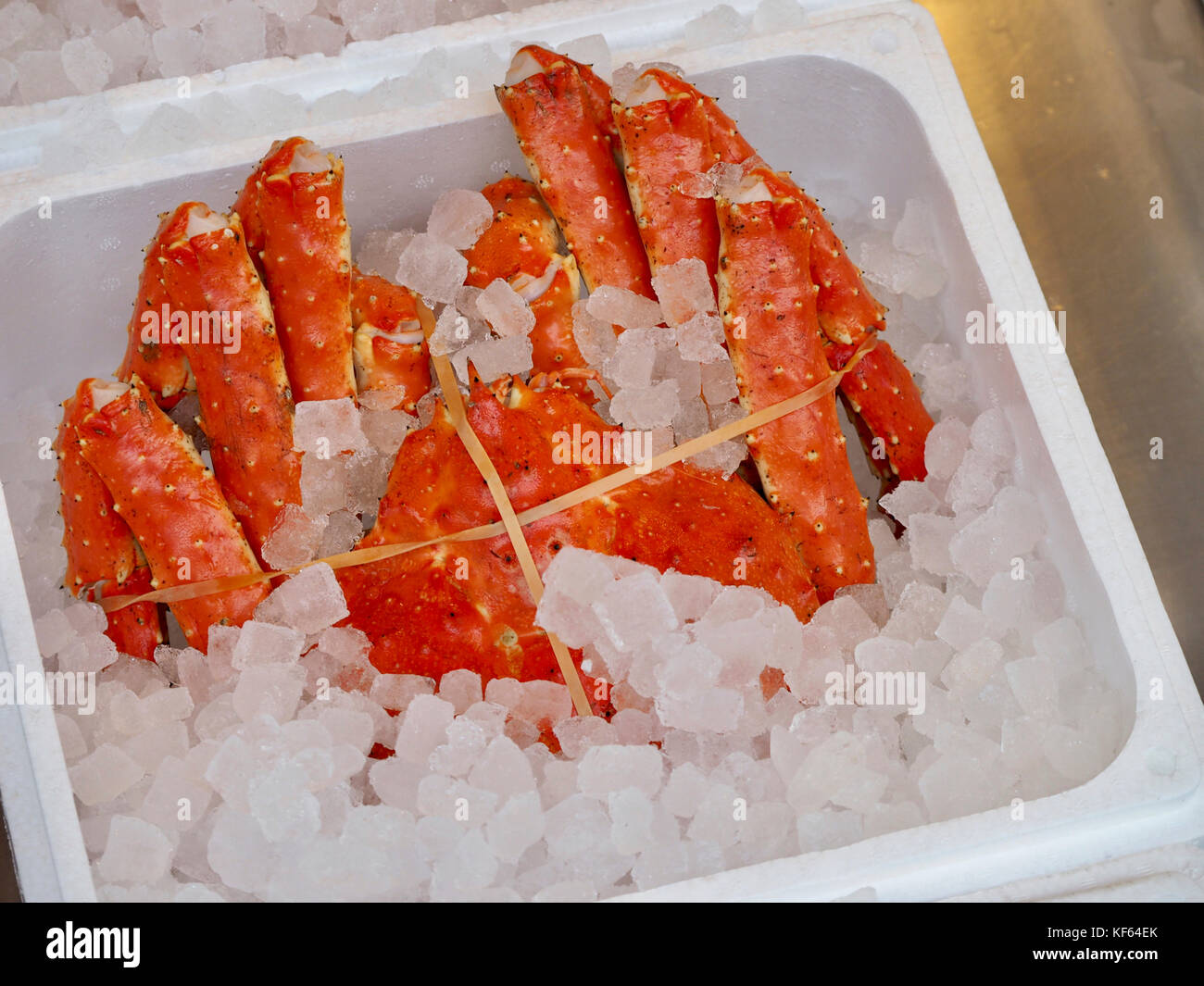 Il granchio rosso intero del re (Tarabagani) bollito in una scatola di ghiaccio per la vendita al mercato del pesce a Sapporo, Hokkaido, Giappone Foto Stock