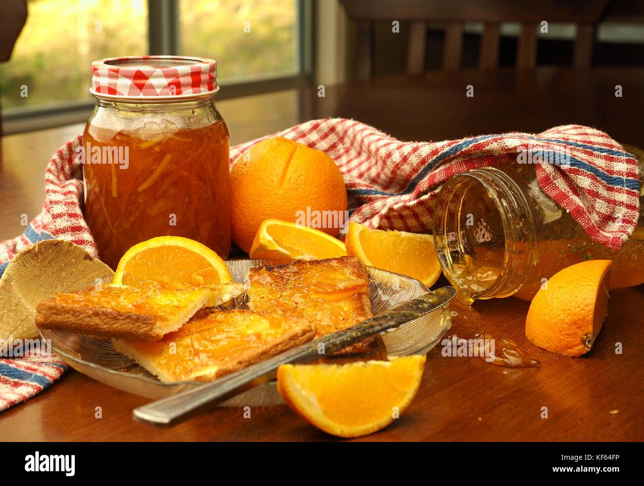 La marmellata di arance su pane tostato Foto Stock