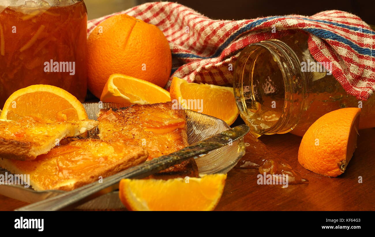 La marmellata di arance su pane tostato Foto Stock