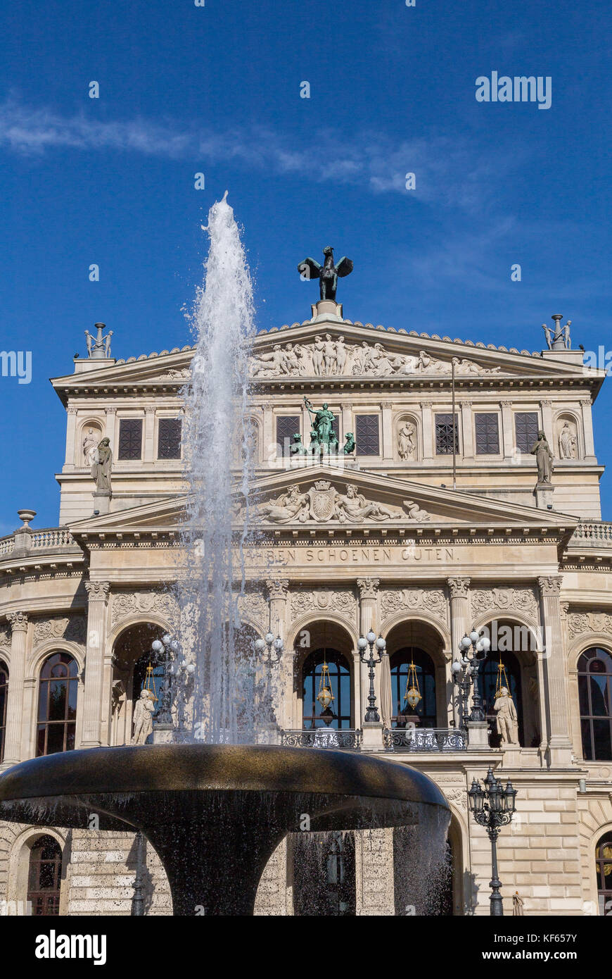 Old opera house con fontana in frankfurt am main Hesse in Germania. Foto Stock