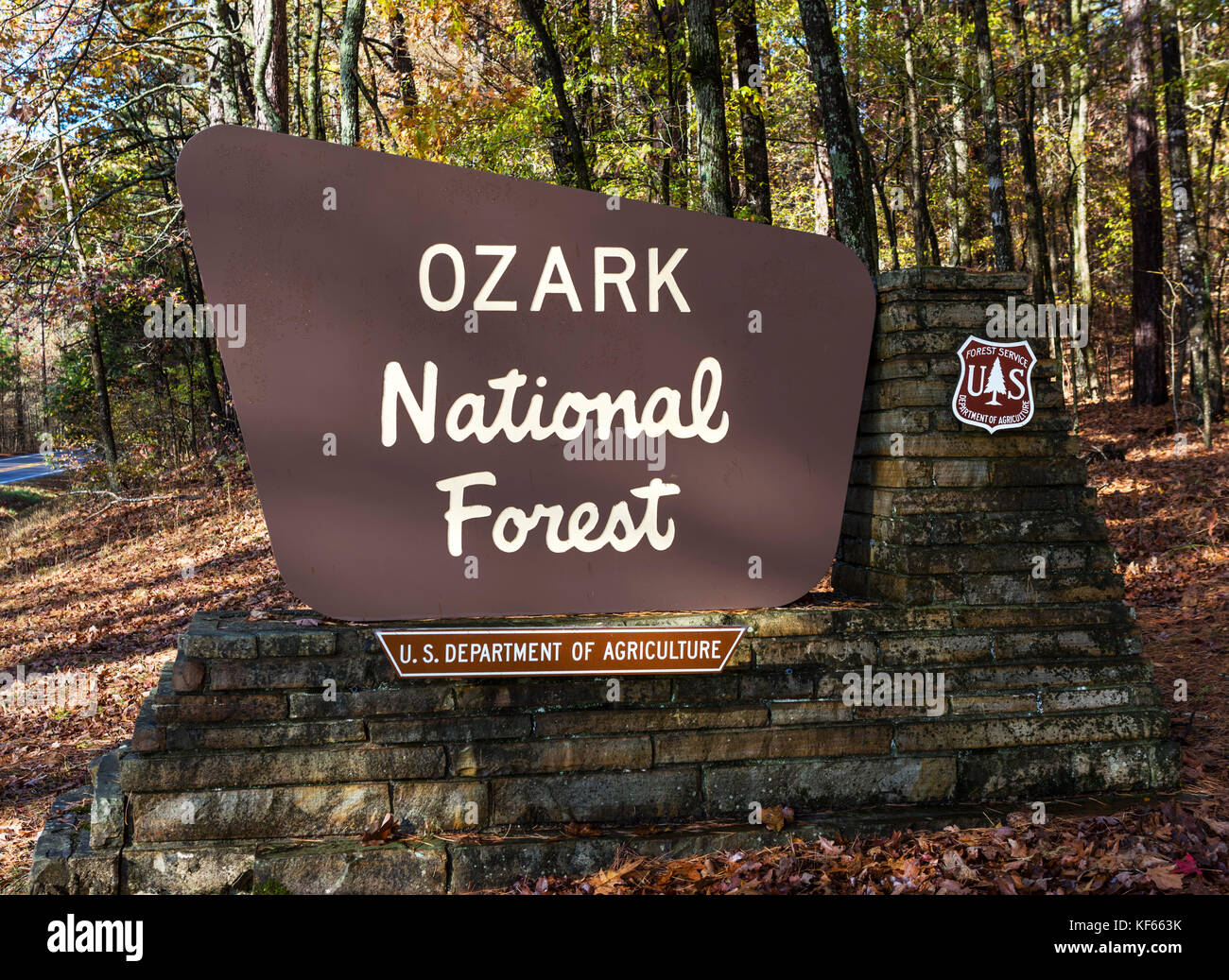 Monti Ozark, Arkansas in autunno. Ozark National Forest segno sulla strada di campagna AR-103, a nord di Clarksville, Arkansas, Stati Uniti d'America. Foto Stock