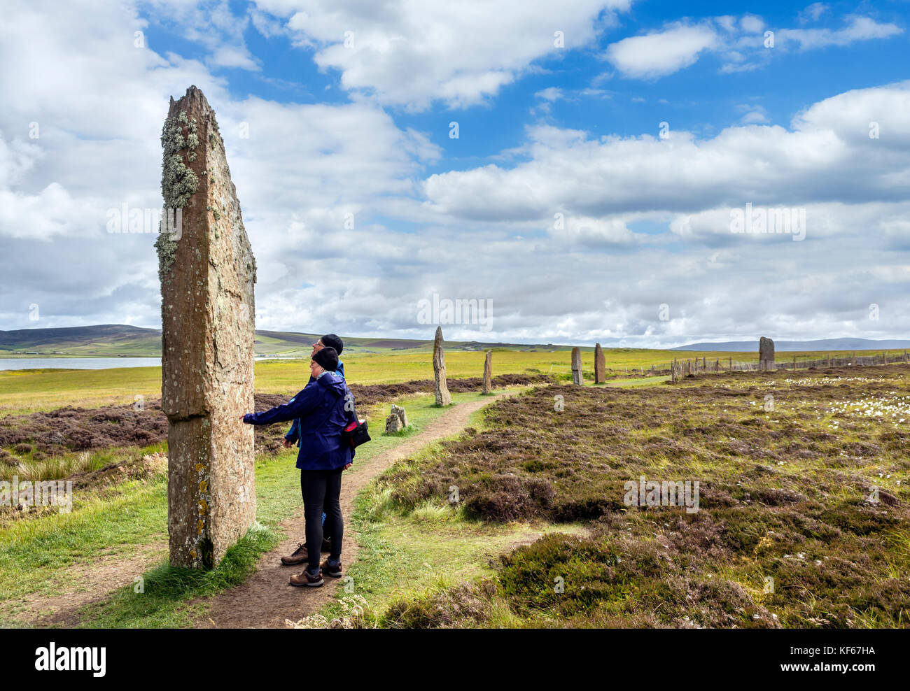 I turisti in corrispondenza dell'anello di Brodgar, Orkney. Il neolitico stone circle, risalenti al periodo intorno al 2000 a 2500 BC, Continentale, Orkney, Orkney Islands, Scotland, Regno Unito Foto Stock