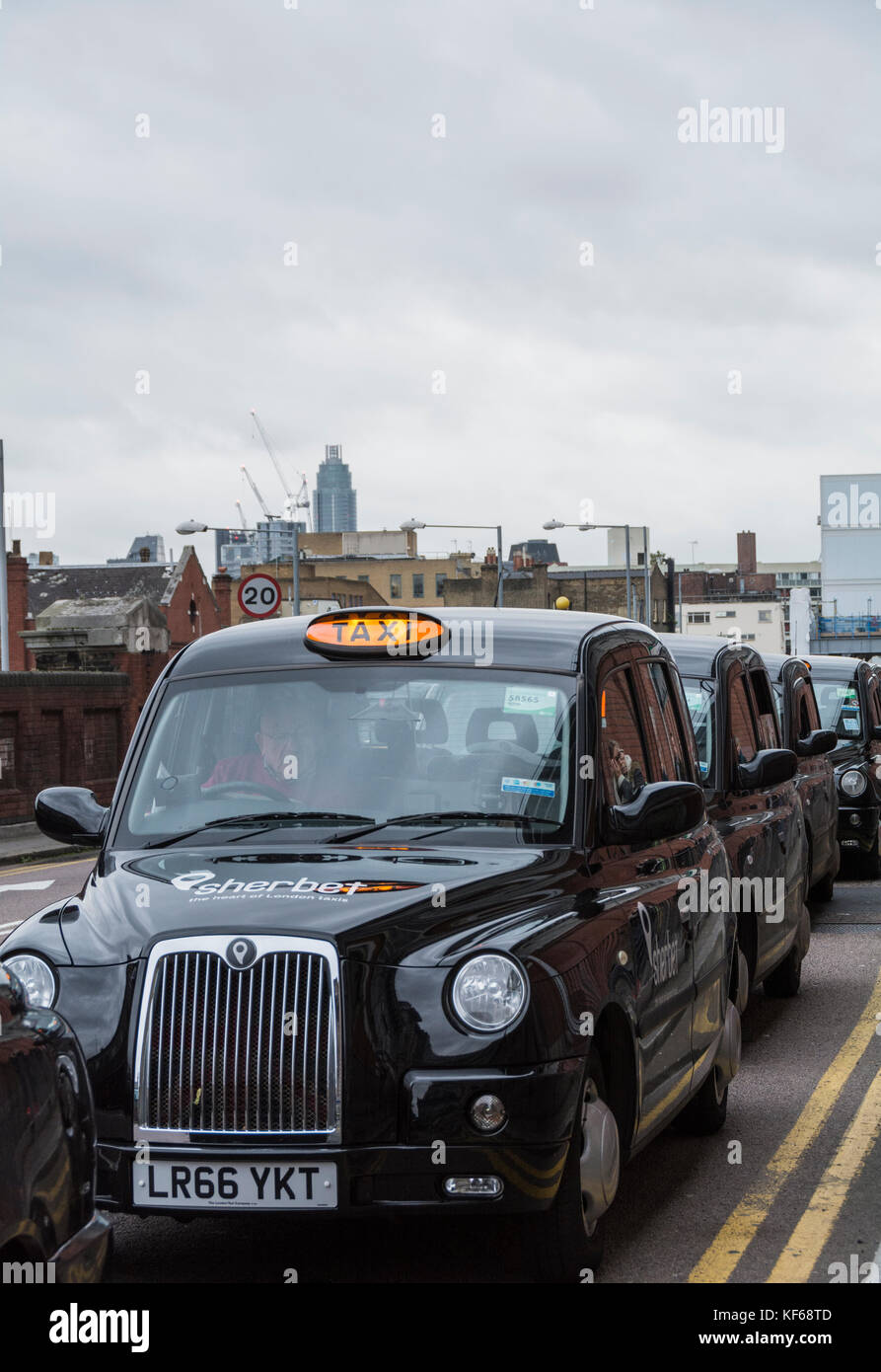 Taxi di Londra in coda fuori dalla stazione di Waterloo nel centro di Londra. Foto Stock