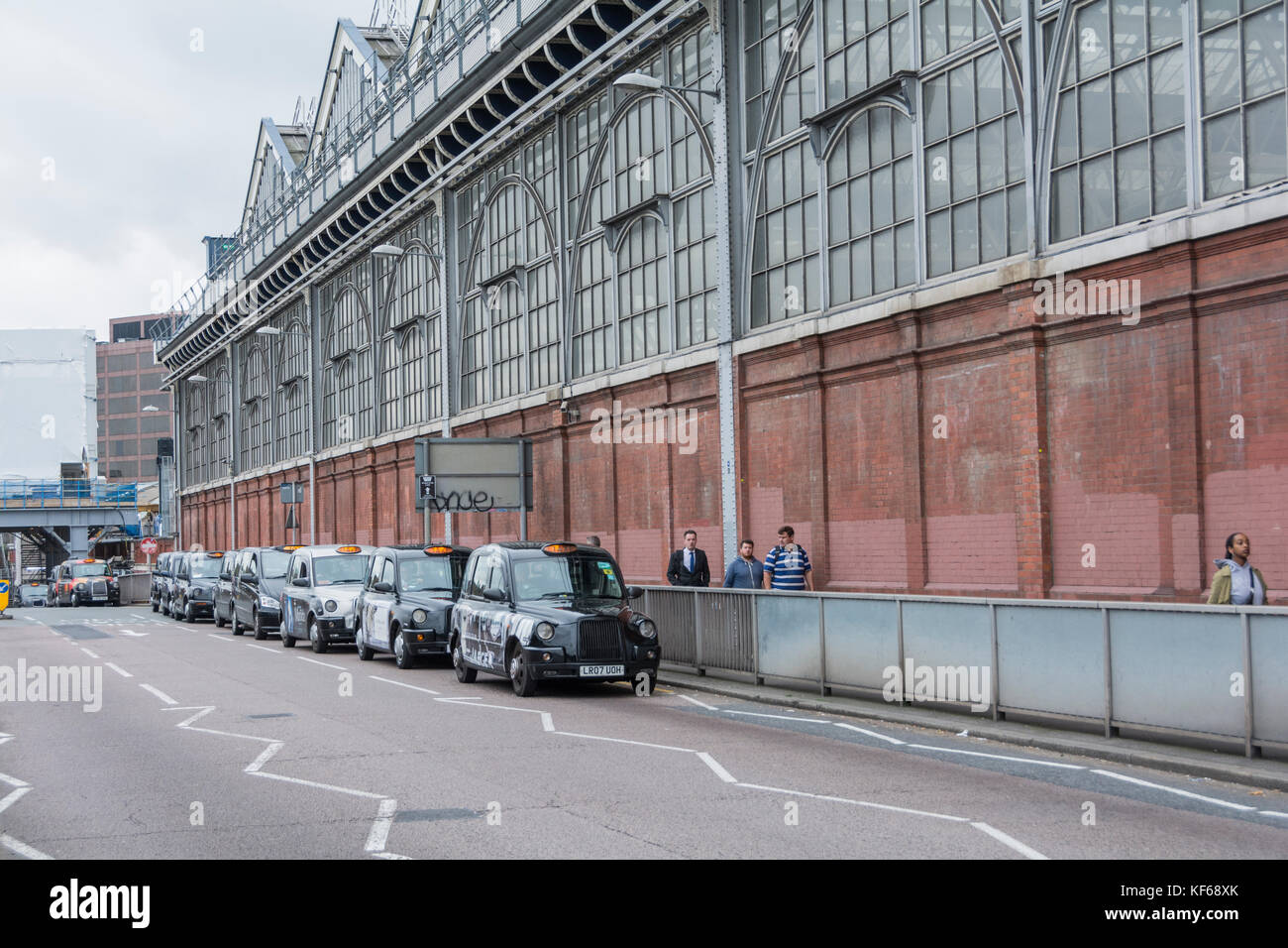 Accodamento di taxi fuori la stazione di Waterloo in centro a Londra. Foto Stock