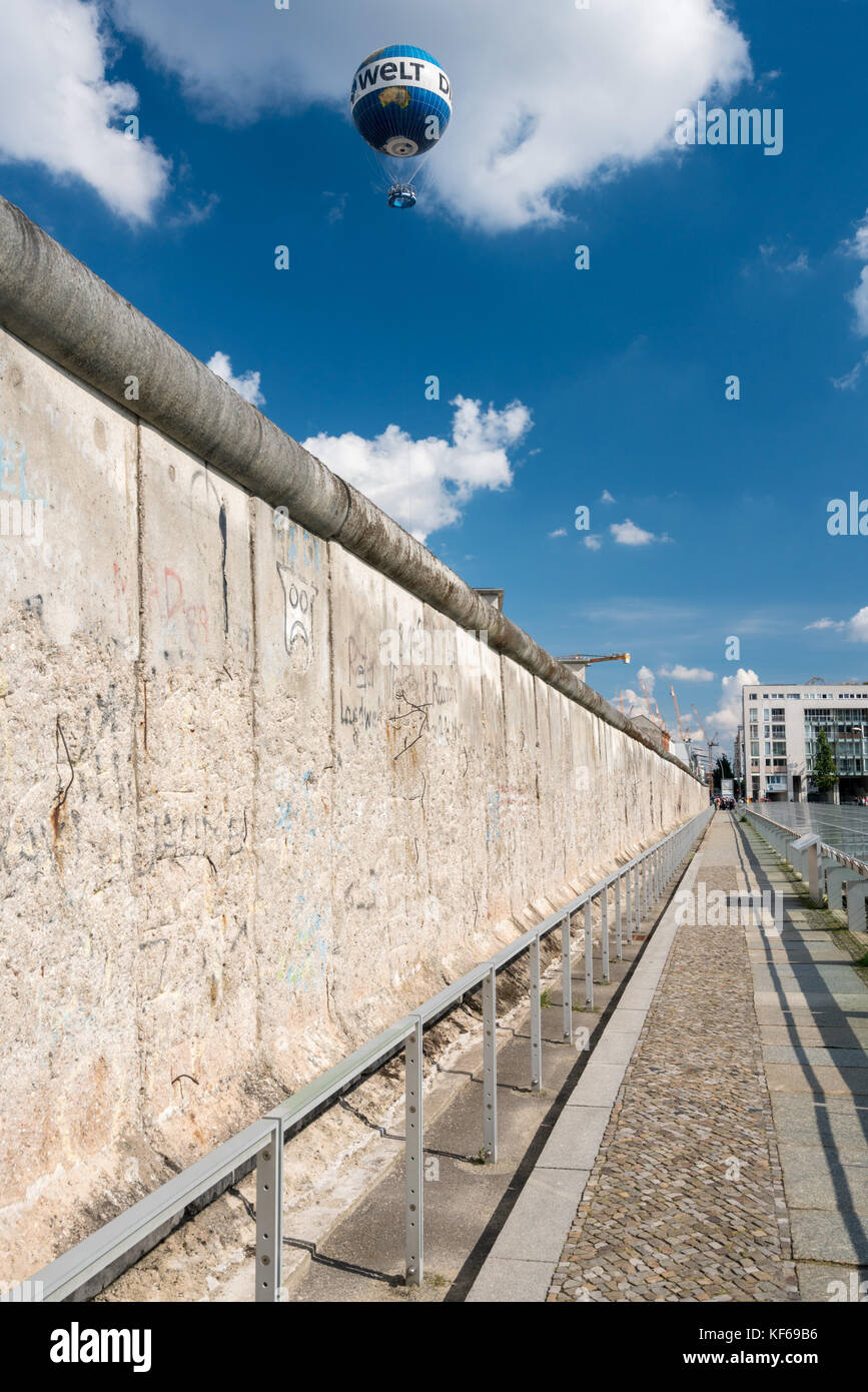 Die Welt Hi-Flyer palloncino sorge oltre il muro di Berlino Foto Stock
